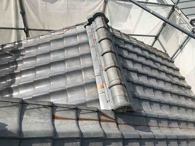 名東区にて経年劣化が進んだ瓦屋根の葺き替え工事、既存瓦を解体しクレーンで荷下ろし作業中の様子